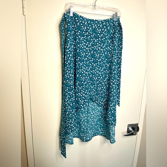 Women's Floral Flowy Ditsy Wrap Skirt, Size M - Picture 8 of 15